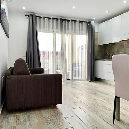 Modern In Pool View 38 M² Lägenhet